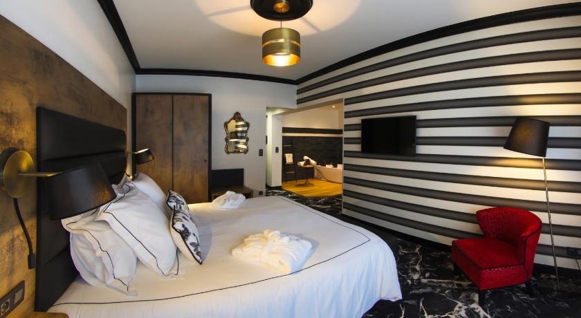 Image of Deluxe Suite with Spa Bath 1