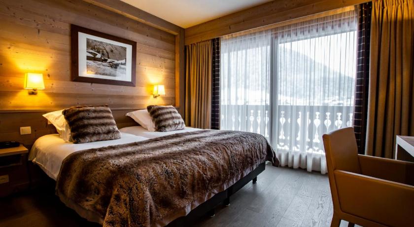 Image of Deluxe Family Room (2 Adults + 1 Child) 1