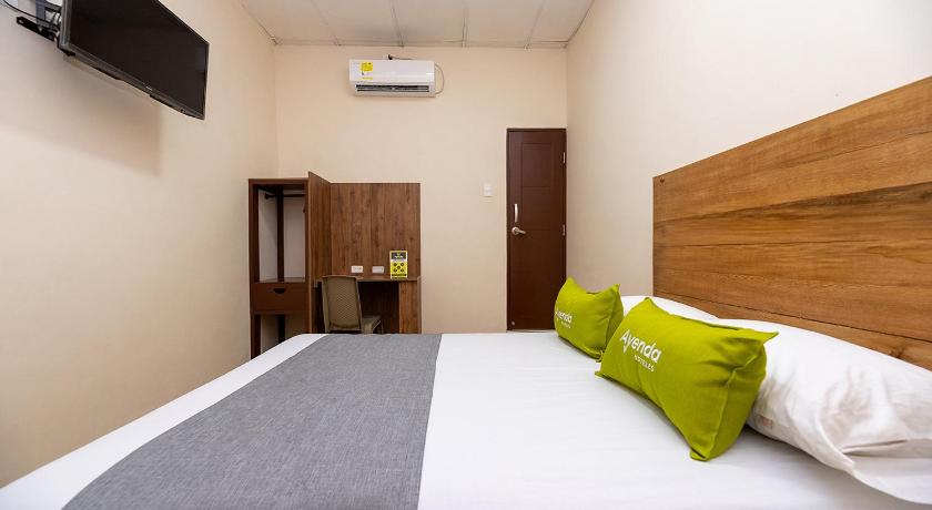 a bedroom with a bed and a television, Hotel Ayenda Skall 1319 in Barranquilla