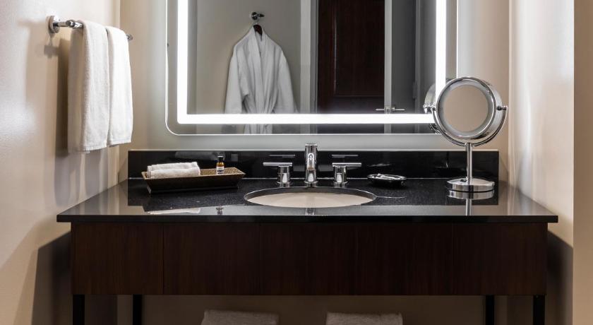 Image of 1 King Bed Deluxe 2