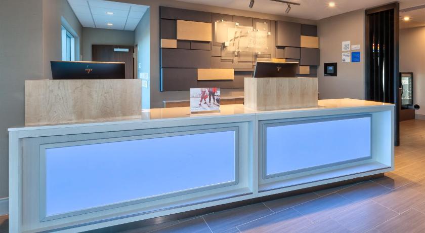Holiday Inn Express & Suites Cedar Springs – Grand Rapids N photo