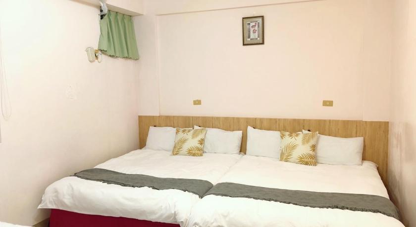 a hotel room with two beds and two lamps, Chia Yun Homestay in Yilan