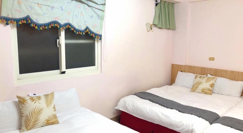 a bedroom with a bed and a window, Chia Yun Homestay in Yilan