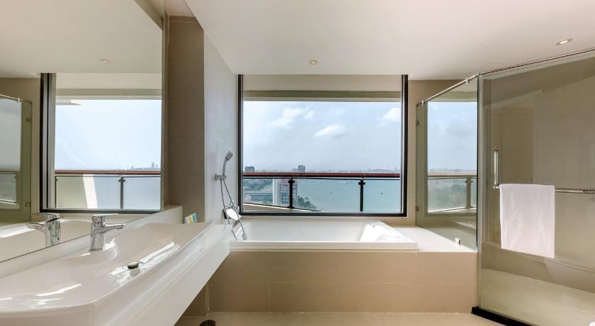 Image of Deluxe Corner Twin Room with Sea View 2