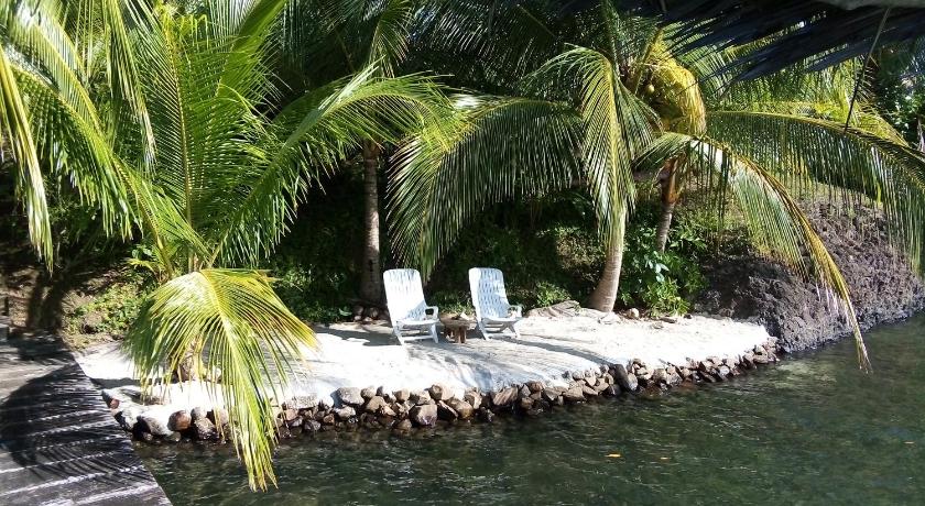 El Toucan Loco floating lodge photo