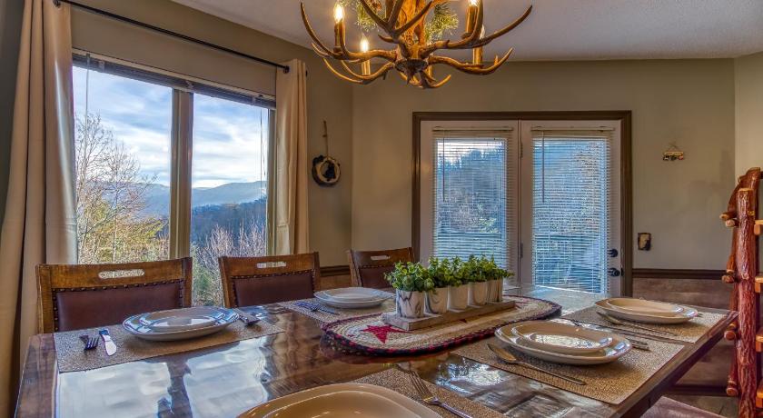 3 Decks, Mtn Views! Tree Tops by HoneyBearCabins - Luxury Rain Showers, 3 King suites, XL HotTub, Be — Hotel in Gatlinburg (TN)