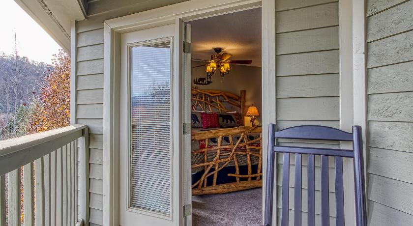 3 Decks, Mtn Views! Tree Tops by HoneyBearCabins - Luxury Rain Showers, 3 King suites, XL HotTub, Be photo