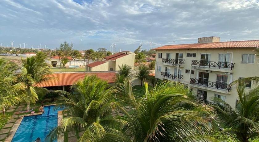 Apartamento com vista para o mar, piscina , deck , playground e estacionamento .