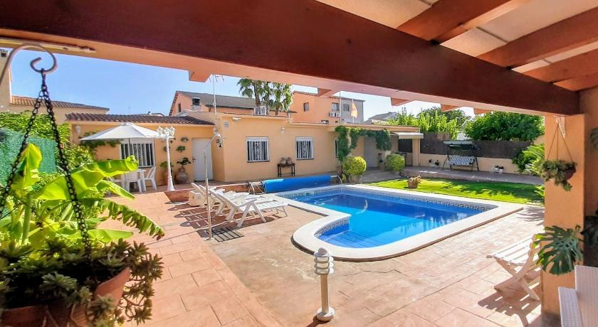 Chalet con piscina privada y barbacoa — Hotel in Les Pedreres