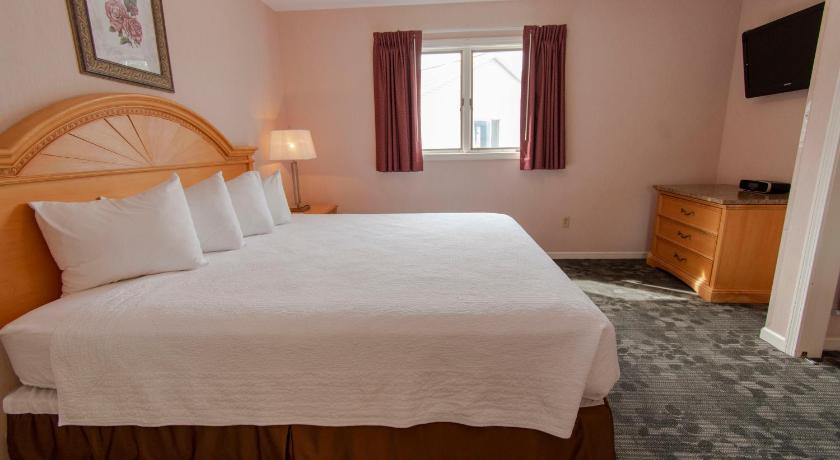 Image of Lake Front Suite 1 King and Sleeper Sofa and Full Kitchen 4