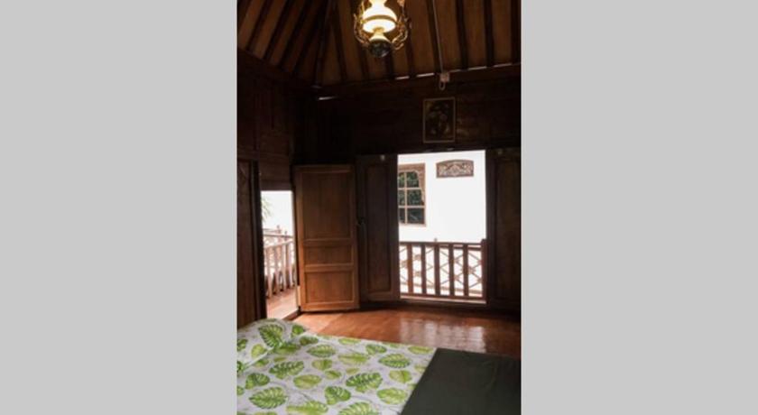 Rumah Kayu Joglo Yudhistira tepi sungai 2BR - image 13