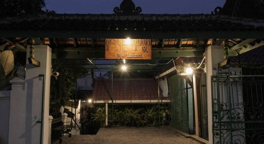 Rumah Kayu Joglo Yudhistira tepi sungai 2BR - image 5