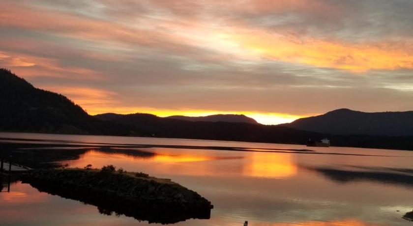 OCEANFRONT SUITES AT COWICHAN BAY