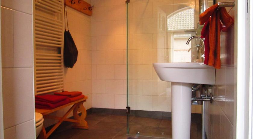 a bathroom with a toilet, sink, and shower stall, Bed and Breakfast Klein Groenbergen in Leersum