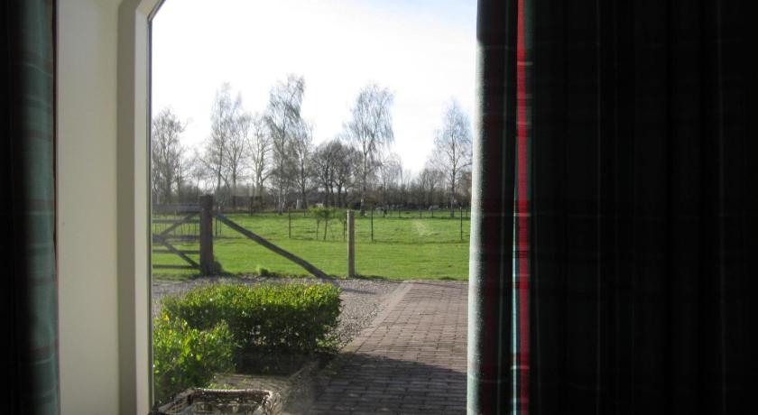 a view through a window of a house, Bed and Breakfast Klein Groenbergen in Leersum