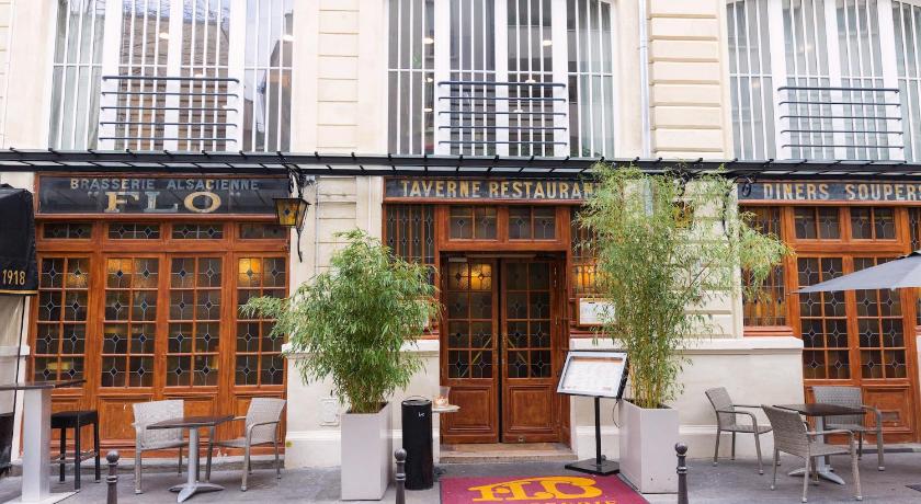 Lovely Mezzanine Studio in the Heart of Paris - image 2