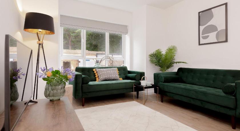 Ideal Home away at Moseley Gardens Fallowfield - image 4