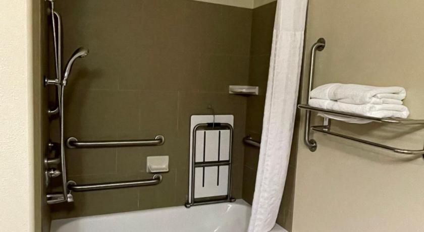 Comfort Inn & Suites photo