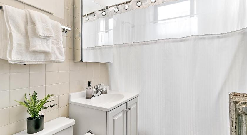 Welcoming & Trendy 1BR Apt in Vibrant North Center - Larchmont 1A-2A photo