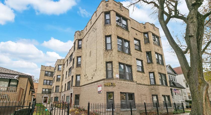 Welcoming & Trendy 1BR Apt in Vibrant North Center - Larchmont 1A-2A photo