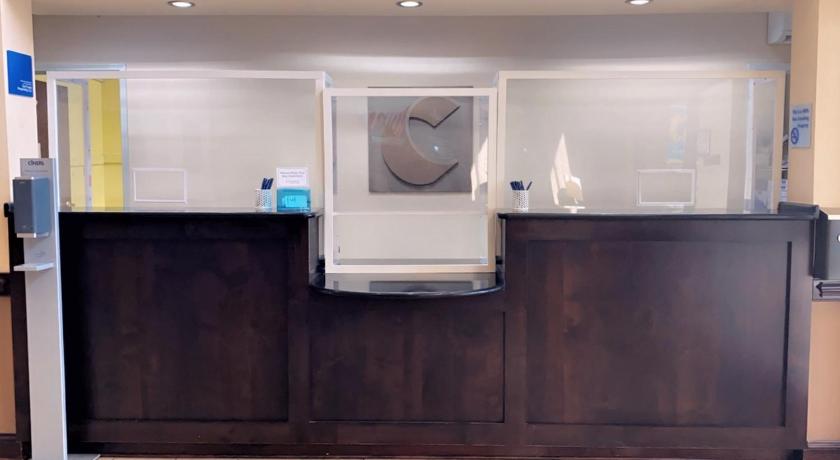 Comfort Inn & Suites photo