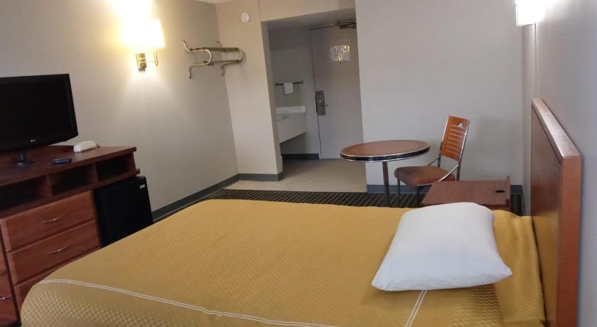 Peachtree Inn & Suites photo