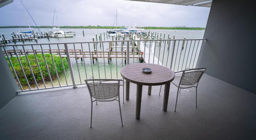 a dining room with a table and chairs, Dockside Inn & Resort in Fort Pierce (FL)