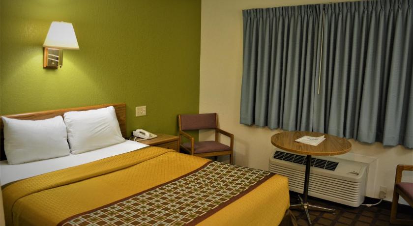 Bloomer Bloomer Inn & Suites 2-Star Accommodation exterior