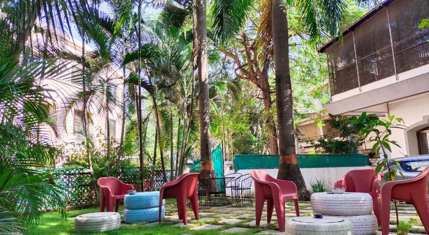 Hostel Lifespace- Garden Bungalow with Pods, CoWork &amp; Cafe — Hotel in Pune