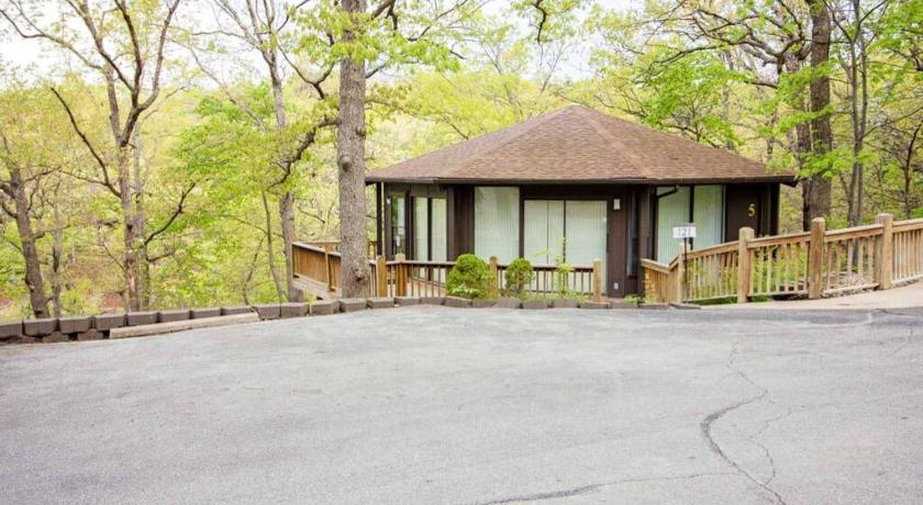 Unit 5 - Treetop 2 Bedroom Villa — Hotel in Lake Ozark (MO)