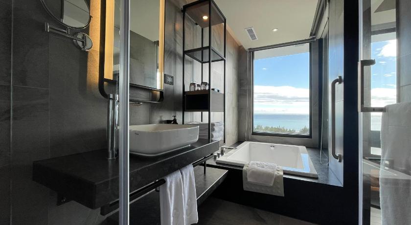 Image of Building Tranquil - Executive Deluxe Family Room with Ocean View 2