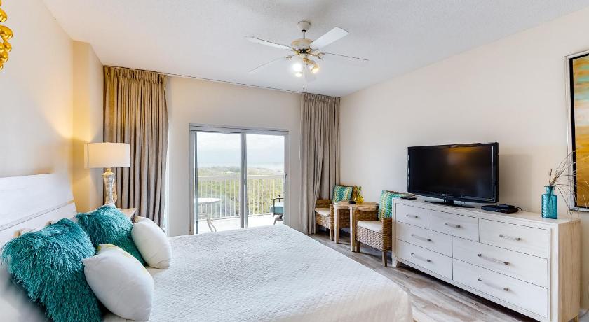 a bedroom with a large bed and a television, TOPS'L Summit IV in Destin (FL)