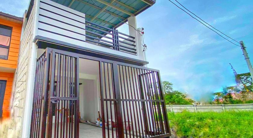 Balcony &amp; 2BR TownHouse - near Clark Airport &amp; Aqua Planet - TRP2 — Hotel in Angeles / Clark