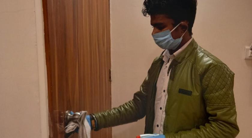 Vaccinated Staff - Oyo 27009 Hotel Alovia Delhi