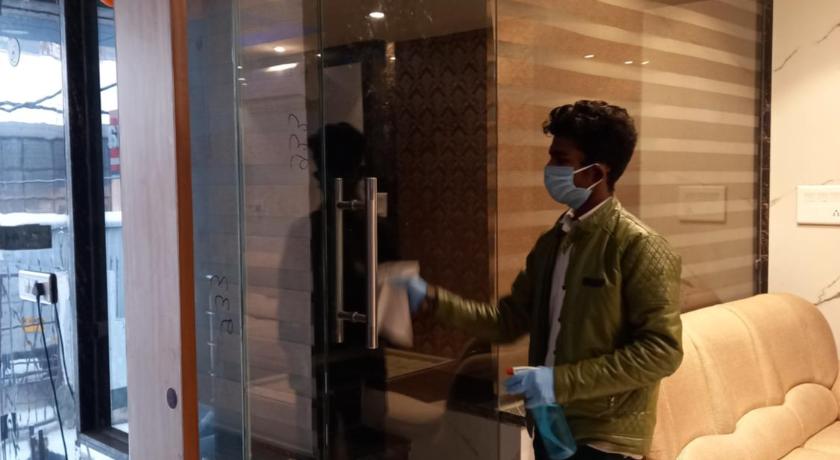 Vaccinated Staff - Oyo 27009 Hotel Alovia Delhi