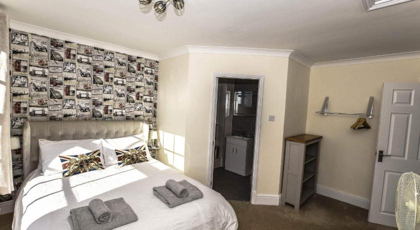a bedroom with a bed and a painting on the wall, Greystones in Nottingham