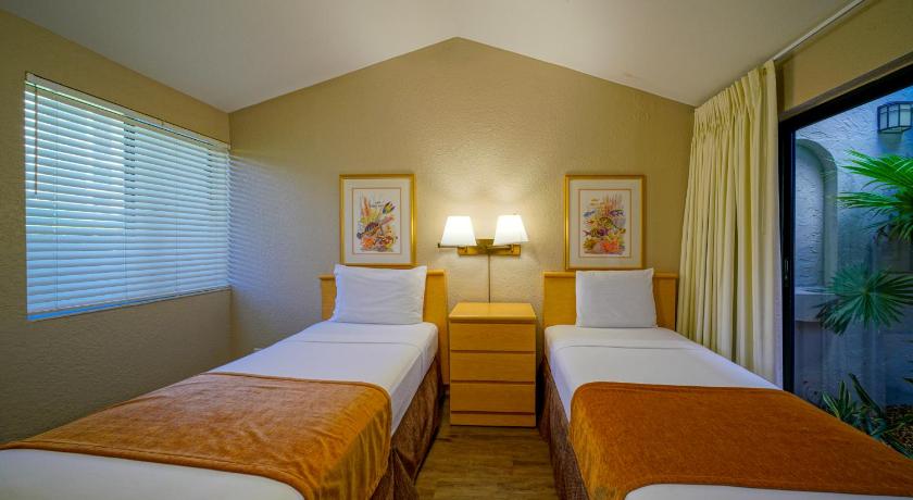 a hotel room with two beds and two lamps, Ventura at Boca Raton by Capital Vacations in Deerfield Beach (FL)
