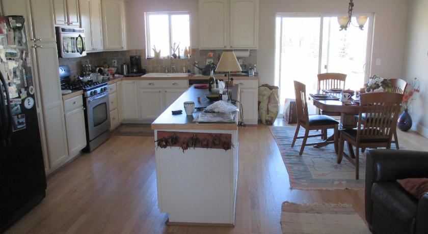 Peaks Wildernest House Bed and Breakfast - Vaccinations Required photo
