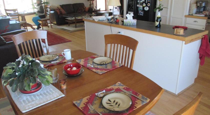 Peaks Wildernest House Bed and Breakfast - Vaccinations Required photo