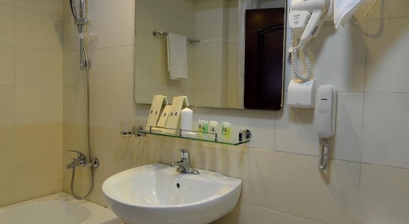a bathroom with a sink, toilet and bathtub, Platinum Hotel Ulaanbaatar in Ulaanbaatar