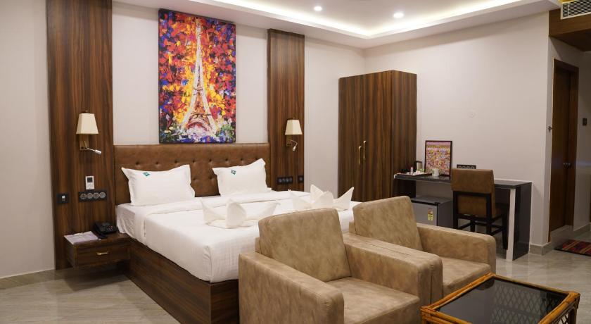 Hotel Chandana Square photo