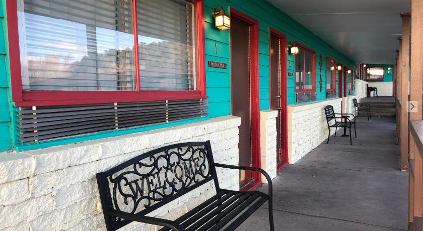 Raton Pass Motor Inn photo