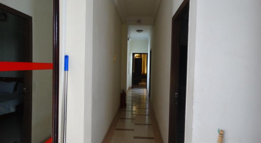 a hallway with a door leading to a hallway, Thuong Hai Hotel in Ho Chi Minh City