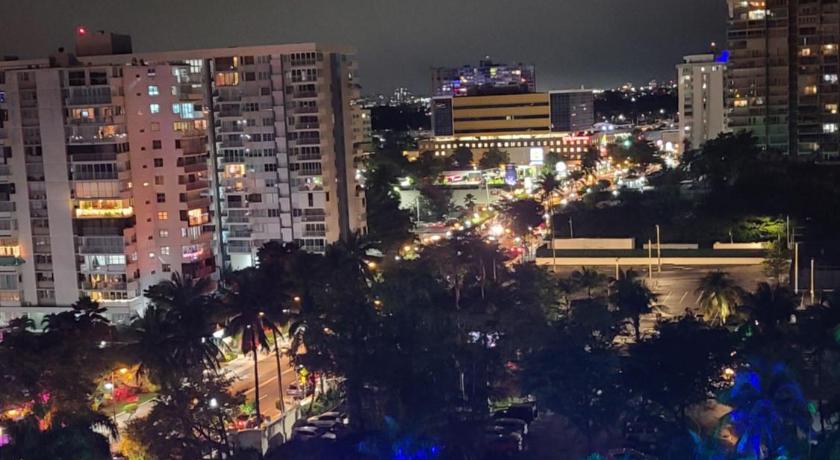 Beautiful remodeled condominiun with an impecable view to the beach and city avenues walk distance t — Hotel in San Juan
