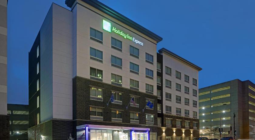 Holiday Inn Express Milwaukee Downtown photo