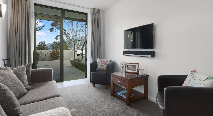 a living room filled with furniture and a tv, Lake Avenue Studio in Queenstown