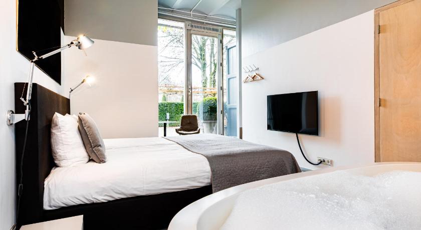 Standard room with bath in coach house 2p., Landgoed Kasteel de Hoogenweerth in Maastricht