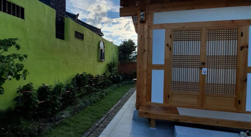 Gyeongju Sieunjae Guesthouse 4-Star Guesthouse pool