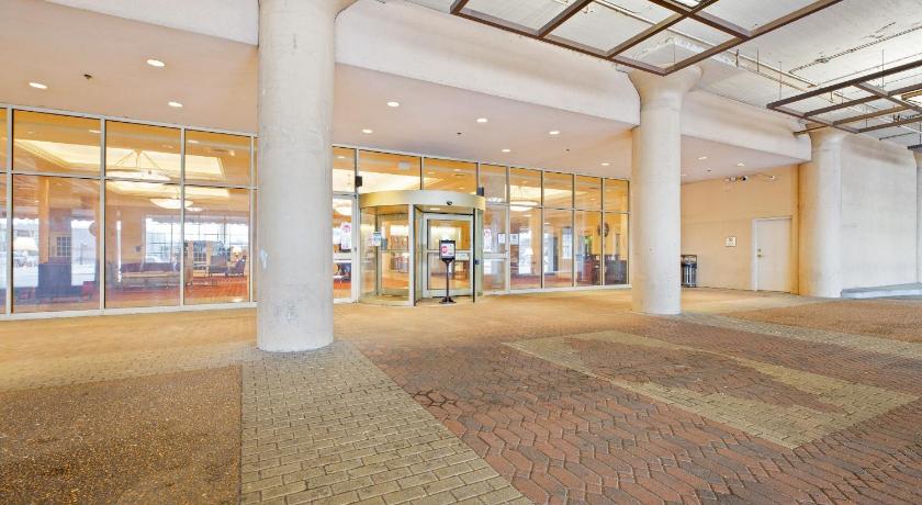 OYO Hotel St. Louis Downtown City Center MO photo