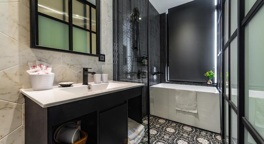 Image of Exquisite Double Without Bathtub 3